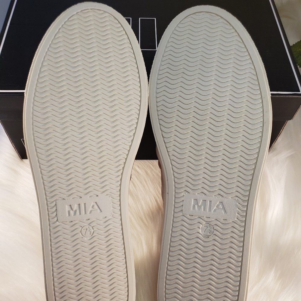 NIB MIA BLUSH VELVET TWIST BOW SNEAKERS SIZE 7.5 - Picture 5 of 6